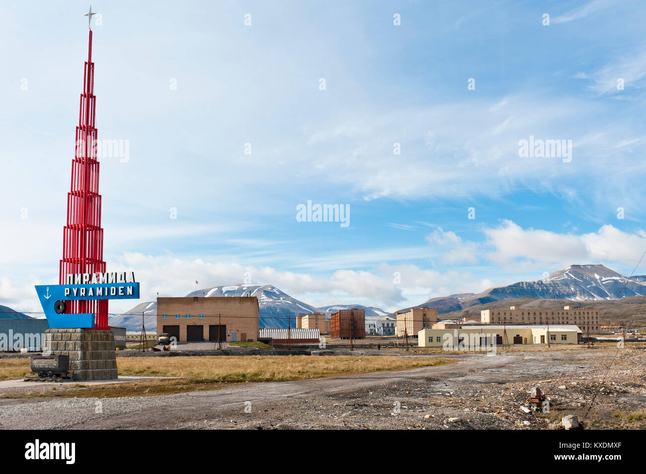 Ville fantôme, monument rouge avec l'écriture russe et norvégien, russe abandonnés Pyramiden, Spitsbergen règlement mineurs Banque D'Images