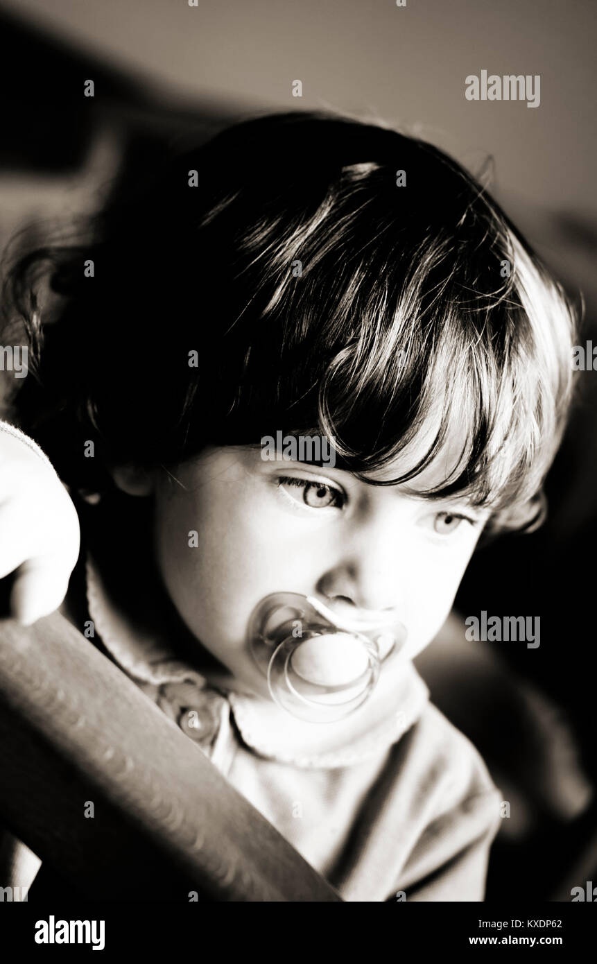 Mignon Bebe Fille Avec Une Sucette Dans Sa Bouche Photo Stock Alamy