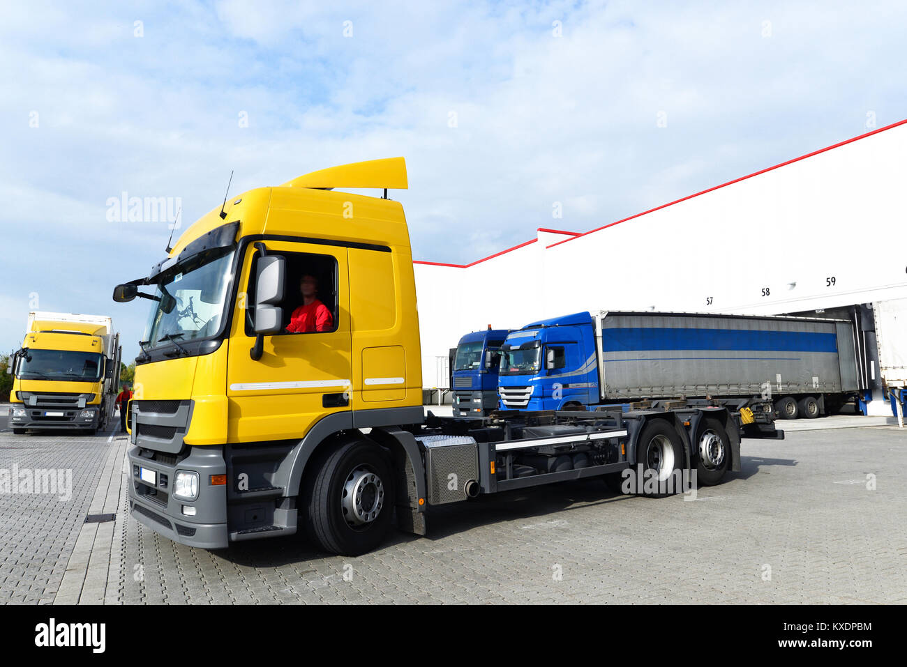 Le chargement des camions à l'entrepôt d'une compagnie d'expédition de fret Banque D'Images