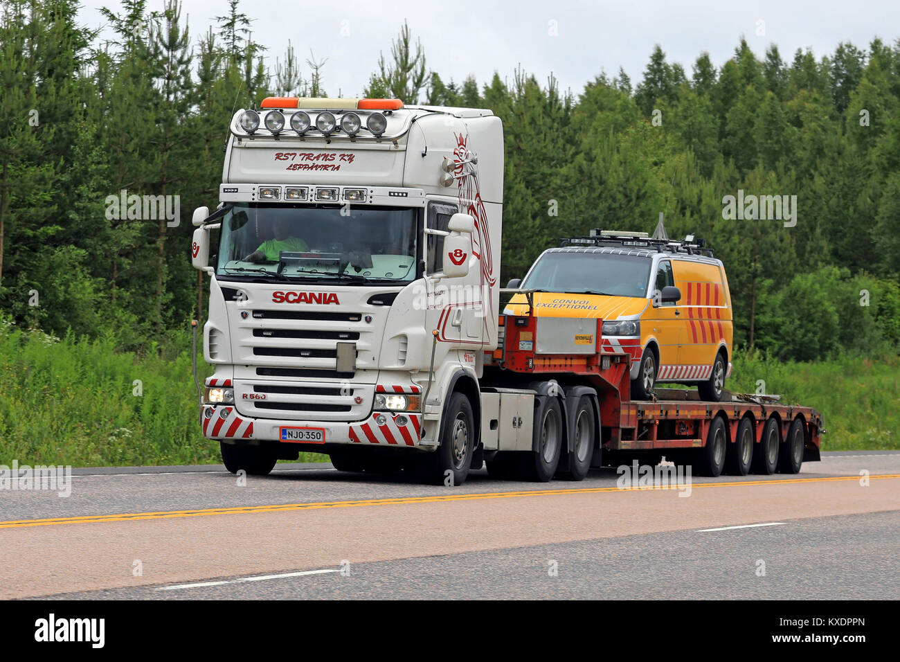 JAMSA, FINLANDE - le 6 juillet 2017 : Scania R560 de la TVD Semi Trans Ky transporte un véhicule pilote pour le transport de charge surdimensionnée, le long de la route en Europe centrale Finlan Banque D'Images JAMSA, FINLANDE - le 6 juillet 2017 : Scania R560 de la TVD Semi Trans Ky transporte un véhicule pilote pour le transport de charge surdimensionnée, le long de la route en Europe centrale Finlan Banque D'Images