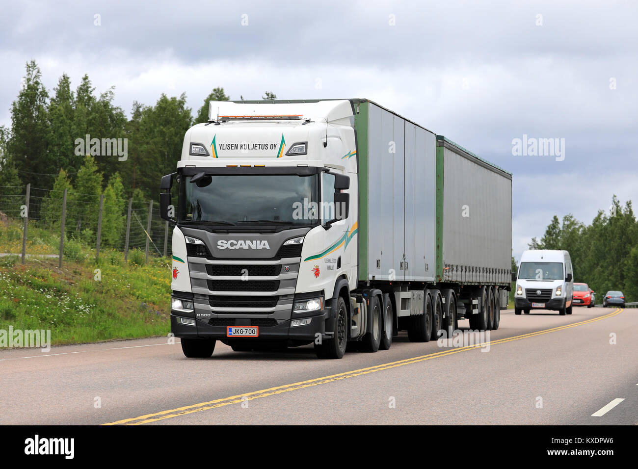 Mikkeli, Finlande - le 6 juillet 2017 : Next Generation Scania R500 camion cargo d'Ylisen Kuljetus Oy transporte des marchandises le long de la route à l'été. Banque D'Images