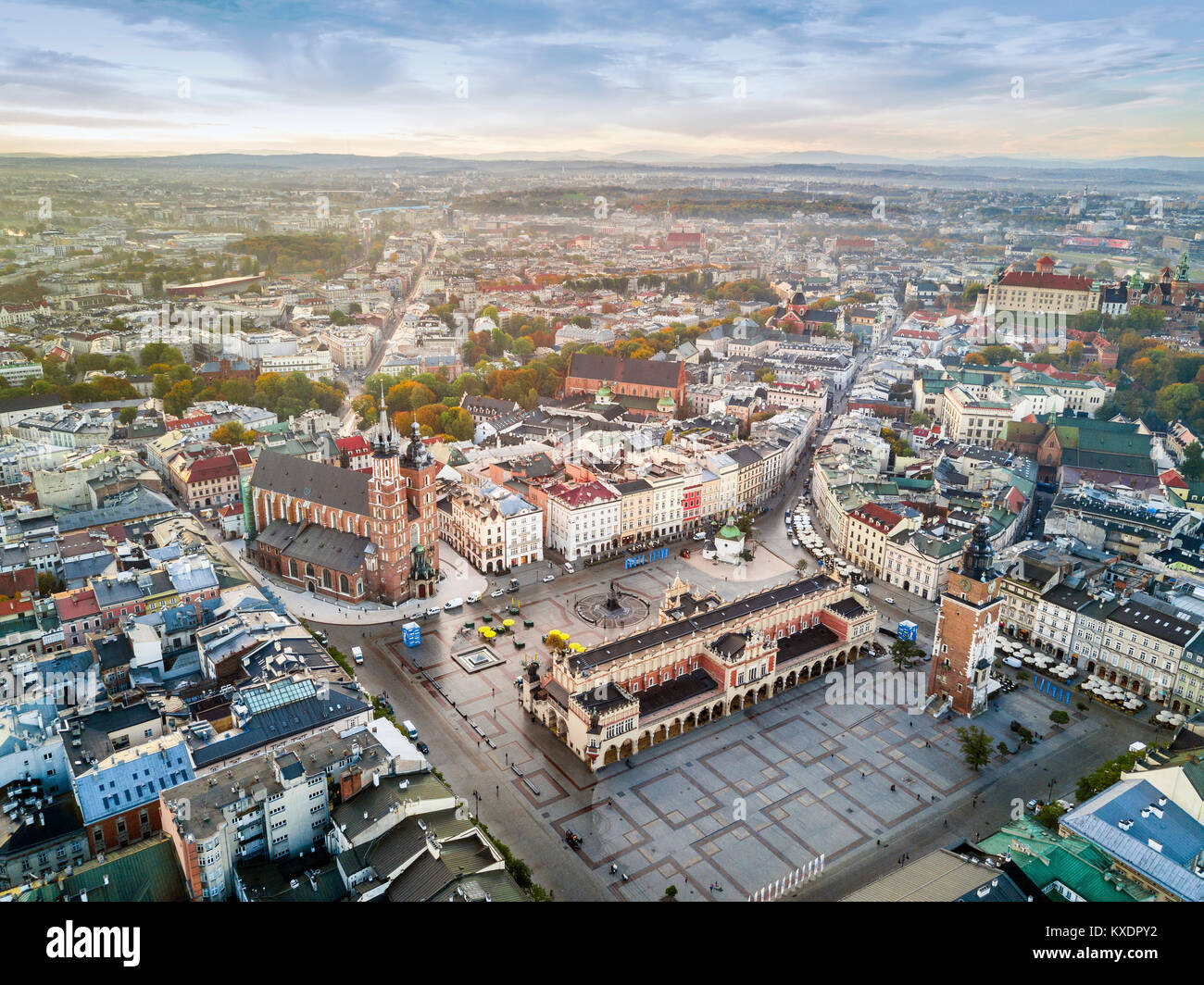 Vue aérienne de la place du marché historique au lever du soleil, Cracovie, Pologne Banque D'Images