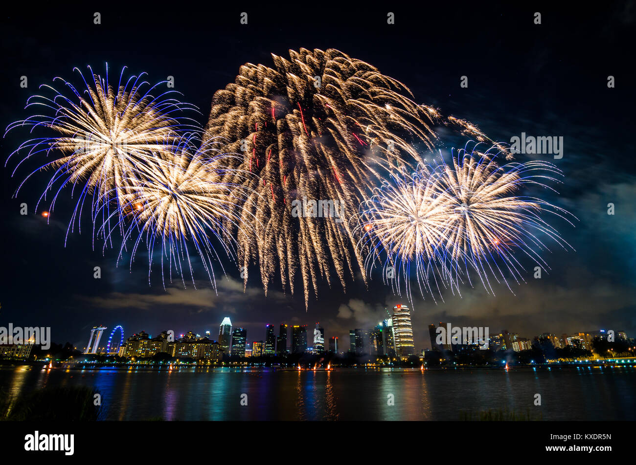 D'artifice pour la fête nationale de Singapour qui célèbre chaque année le 9 août, en commémoration de l'indépendance de Singapour en 1965. Banque D'Images