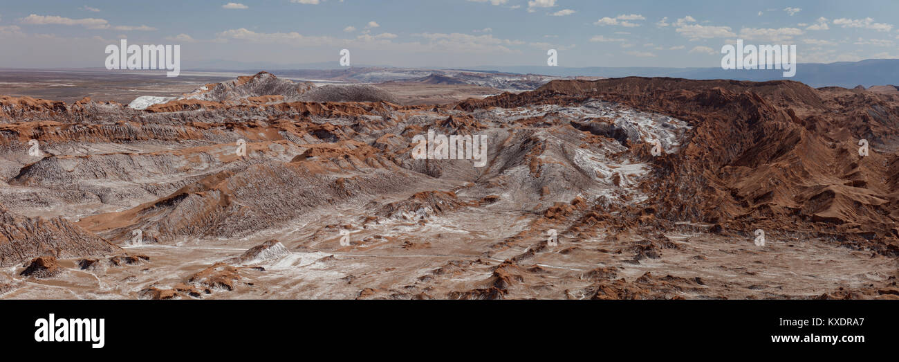 Des formations rocheuses avec un peu de neige, vallée de la vallée de la Luna, San Pedro de Atacama, Chili Banque D'Images