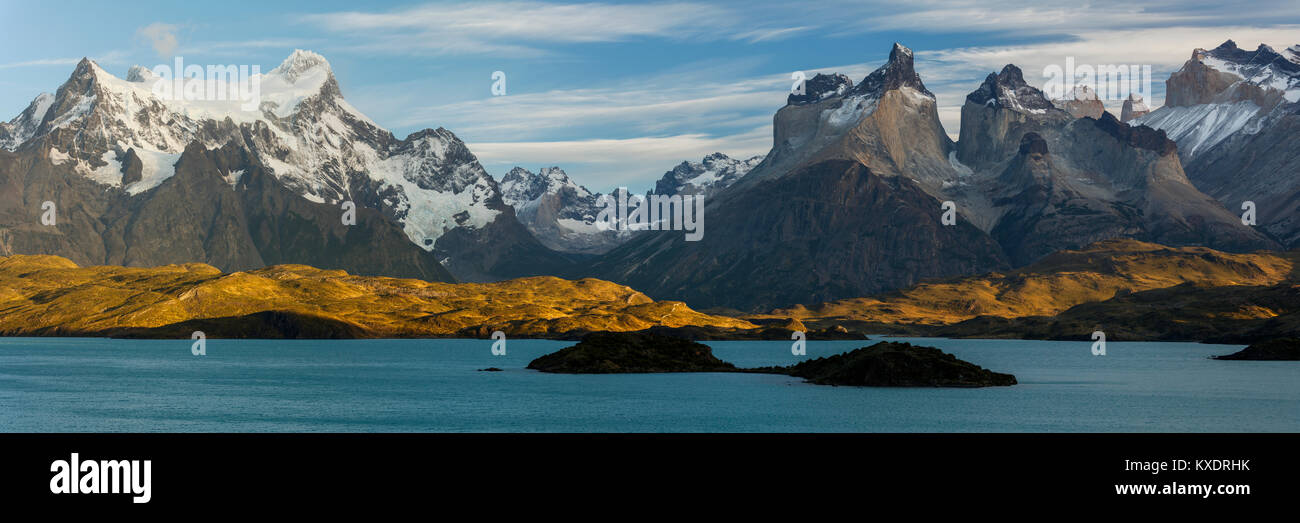 Massif de montagne Cuernos del Paine au lever du soleil, le lac glaciaire Lago Pehoe, Parc National Torres del Paine, Chili Banque D'Images