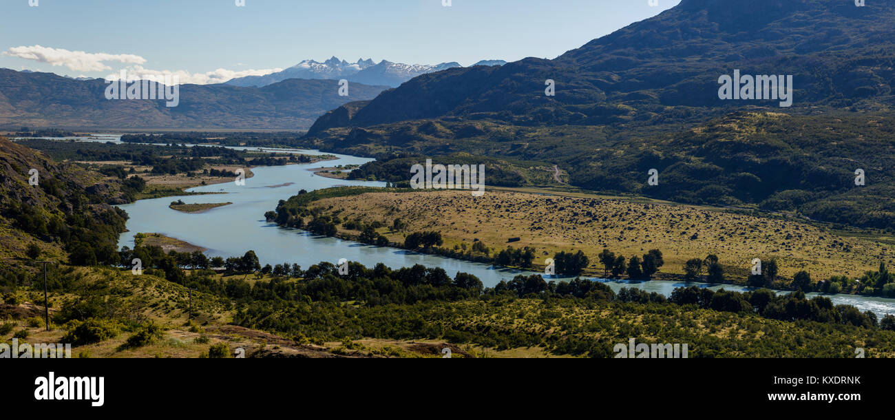 Glacier river Rio Baker avec les montagnes des Andes, Cochrane, région de Aysen, Chili Banque D'Images