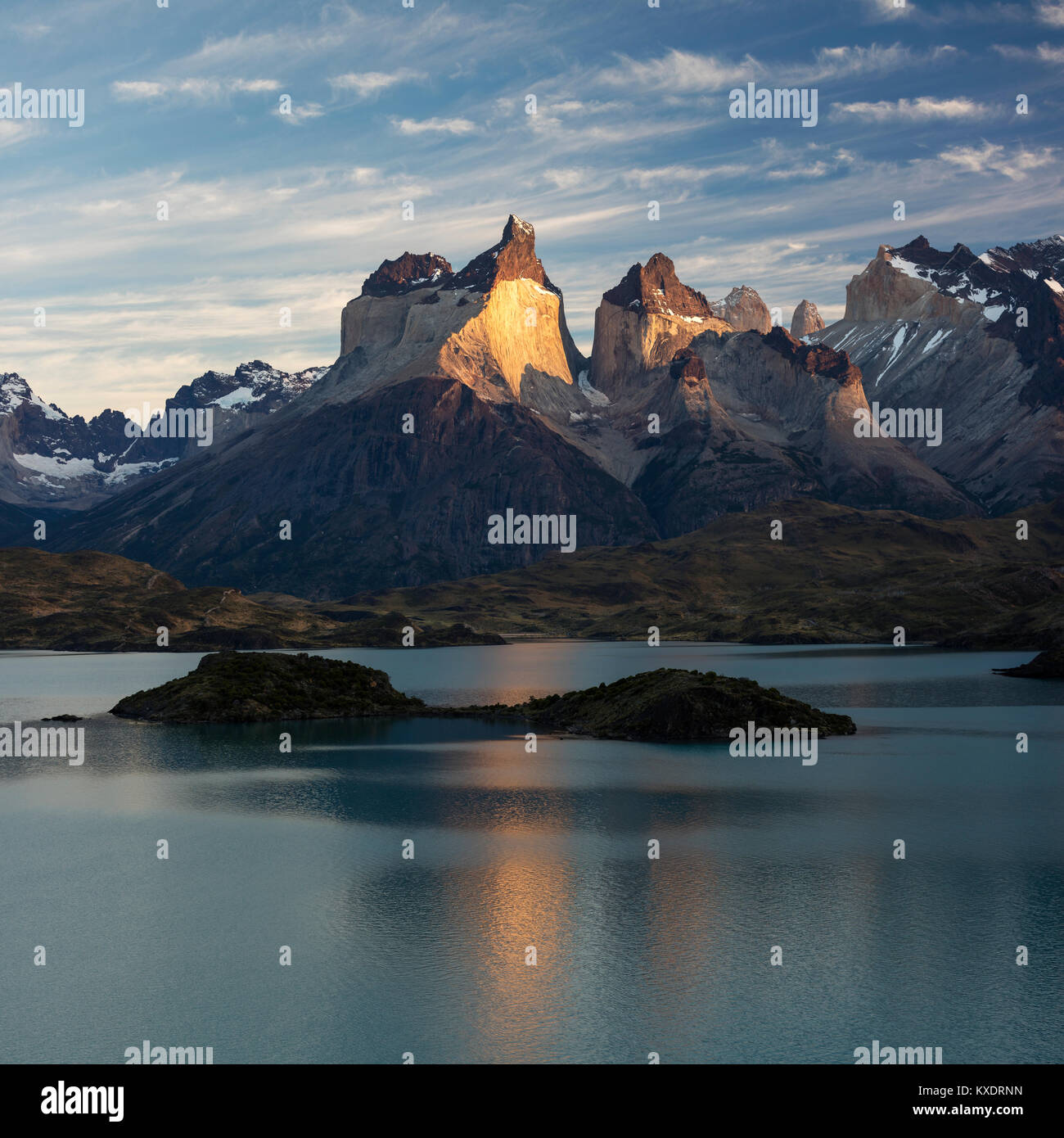 Massif de montagne Cuernos del Paine au lever du soleil, le lac glaciaire Lago Pehoe, Parc National Torres del Paine, Chili Banque D'Images