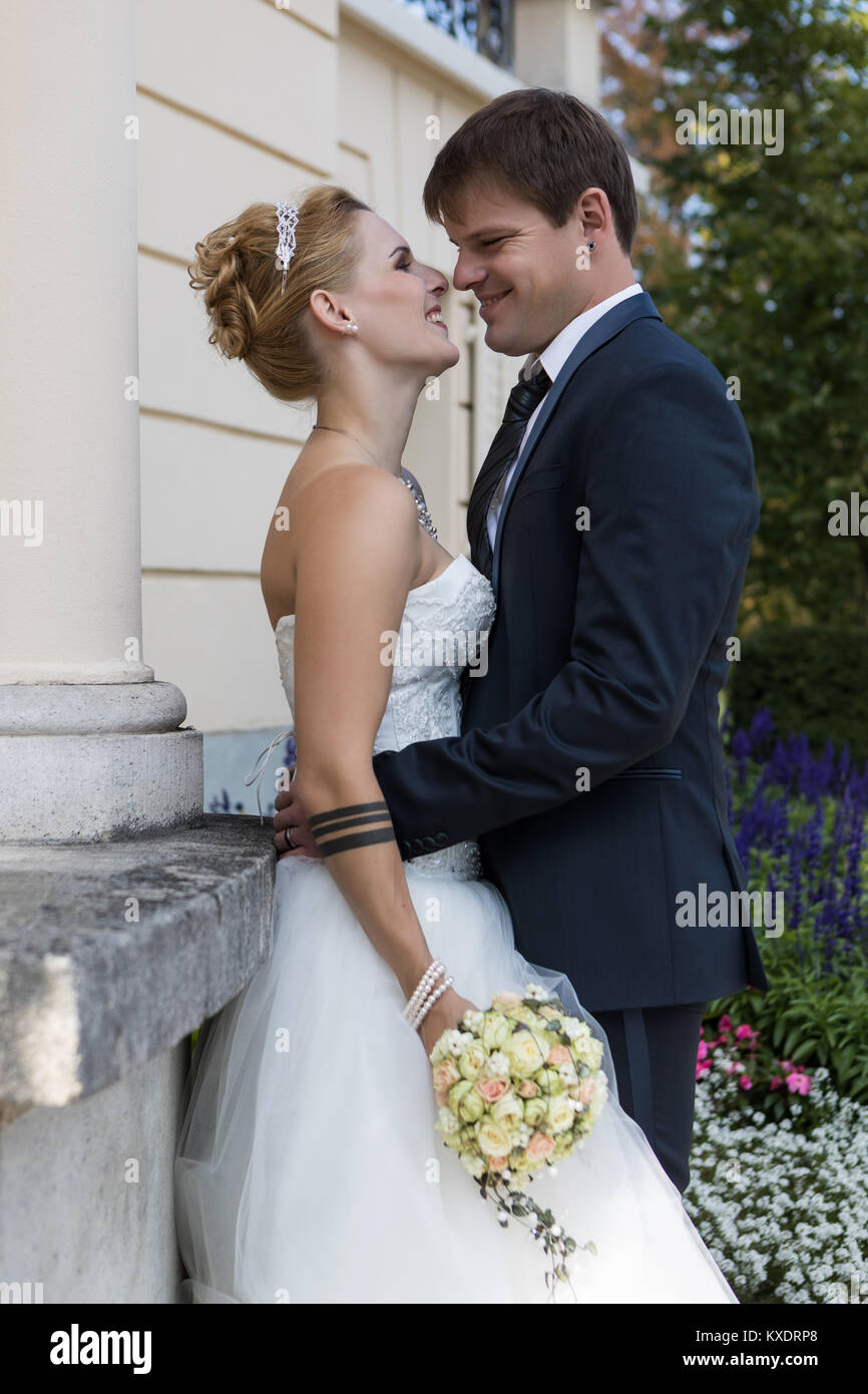 Les jeunes couples nuptiales dans enamouré posent, Suisse Banque D'Images
