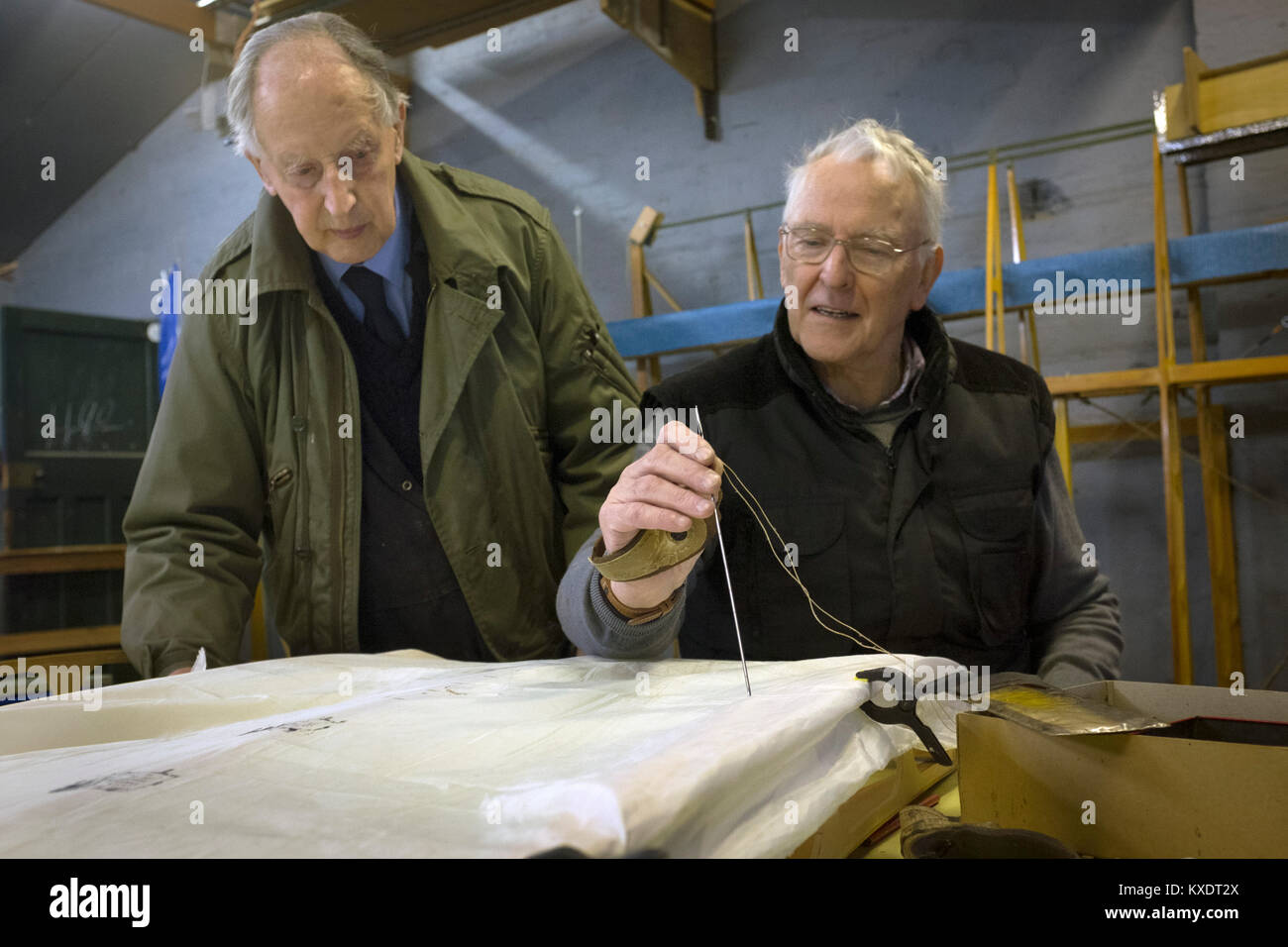 Les bénévoles John Guy (à droite) et Jim O'Donnell travaille sur une partie d'un Sopworth Strutter en construction par des membres de la Société de préservation de l'aviation de l'Écosse (APSS) lors d'un atelier sur le site du Musée de l'aviation à l'East Fortune, l'Écosse. Le projet de construction de la Première Guerre mondiale fighter a commencé il y a presque 15 ans et a impliqué des dizaines d'hommes de la construction des plans d'origine à l'aide d'un biplan. Chaque partie de l'aéronef a été individuellement conçue ou provenant d'assurer l'authenticité et l'on espère qu'il sera terminé et se transmettre par voie aérienne en 2016. Banque D'Images