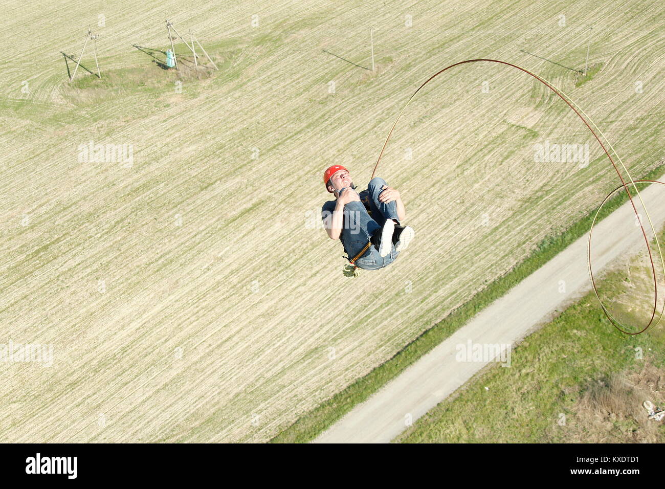 Le Bélarus, Gomel, Mai 06, 2017.sauter avec une corde.Extreme homme sautant d'une hauteur énorme.sauter avec une corde.le vol sur la corde.s'engager dans ropejump Banque D'Images