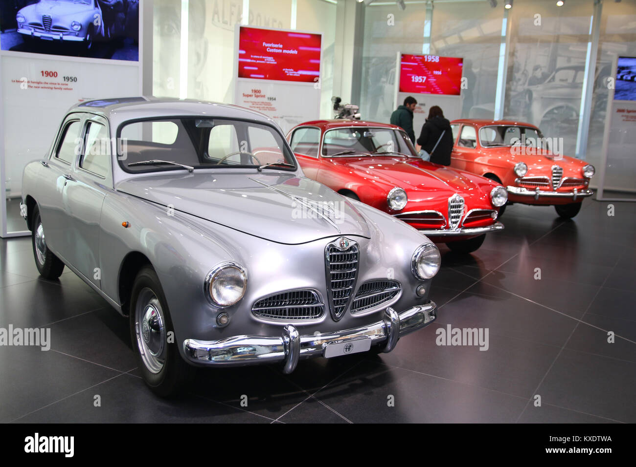 1900 Alfa Romeo Giulietta Sprint berline, et les modèles à l'affiche au Musée Historique Alfa Romeo Banque D'Images