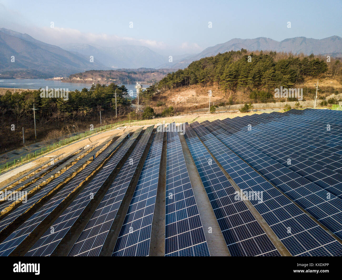 Des panneaux solaires dans les régions rurales de l'est de la Corée du Sud Banque D'Images