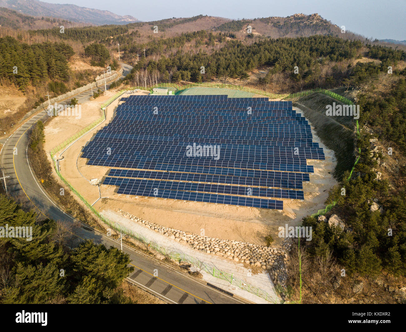 Des panneaux solaires dans les régions rurales de l'est de la Corée du Sud Banque D'Images