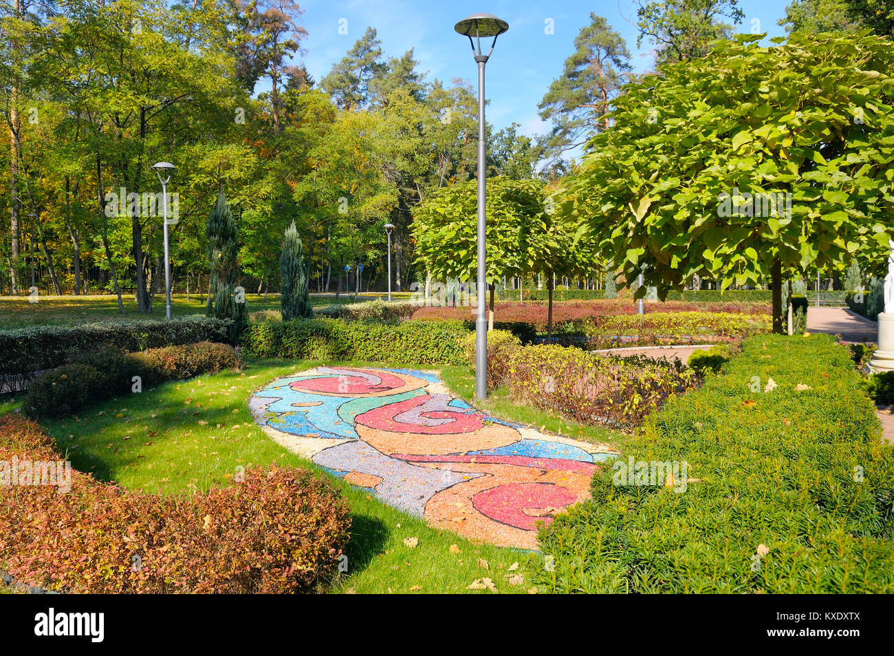 Beau parc d'été avec lampe de rue Banque D'Images