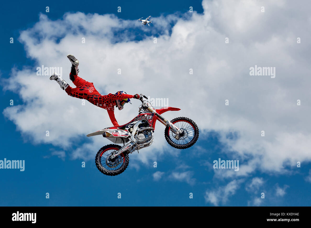 Cavalier Professionnel à la FMX (motocross freestyle) faire un saut acrobatique à l'automobile. Tous Rostov en 2017. 28.05.2017, Rostov-sur-Don, Russie Banque D'Images