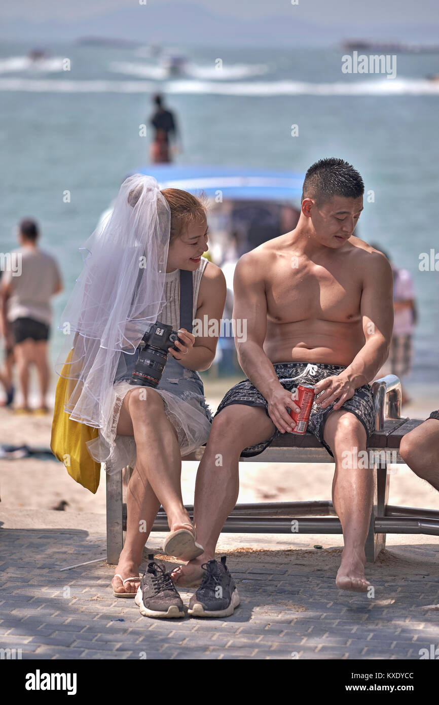 Couple récemment marié en lune de miel avec la mariée apparemment réticente à laisser partir de son grand jour. . Thaïlande Asie du Sud-est Banque D'Images