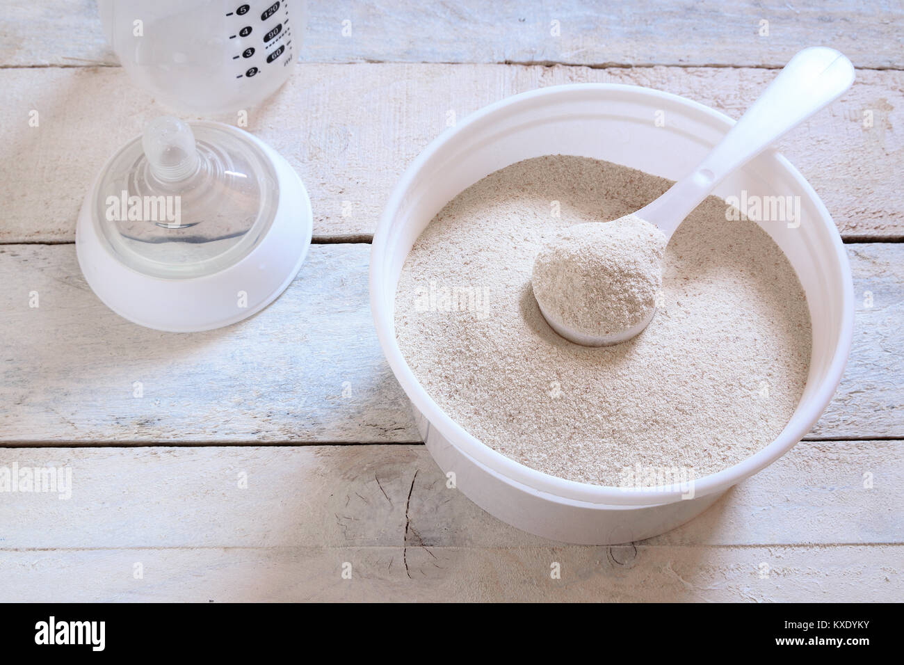 Des préparations en poudre pour nourrissons dans une cuillère tout en préparant des aliments pour enfants à côté de mash un biberon. Copie vide de l'espace pour l'éditeur de texte. Banque D'Images