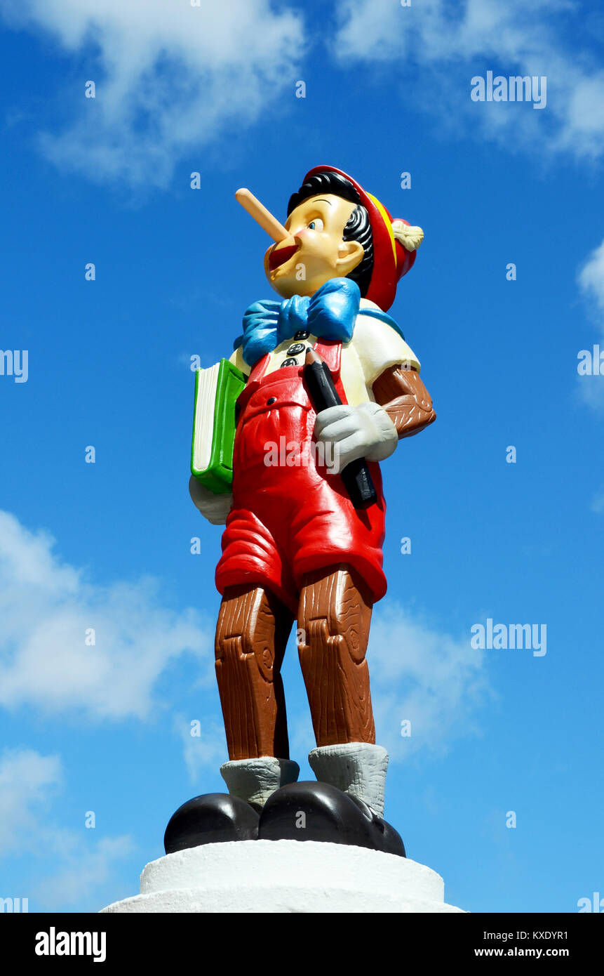 Pinocchio figure debout sur un plympth tenant un livre. Cette figure fait partie de l'immense collection privée de vie Disney taille afficher chiffres. Banque D'Images