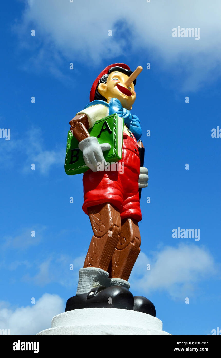 Pinocchio figure debout sur un plympth tenant un livre. Cette figure fait partie de l'immense collection privée de vie Disney taille afficher chiffres. Banque D'Images