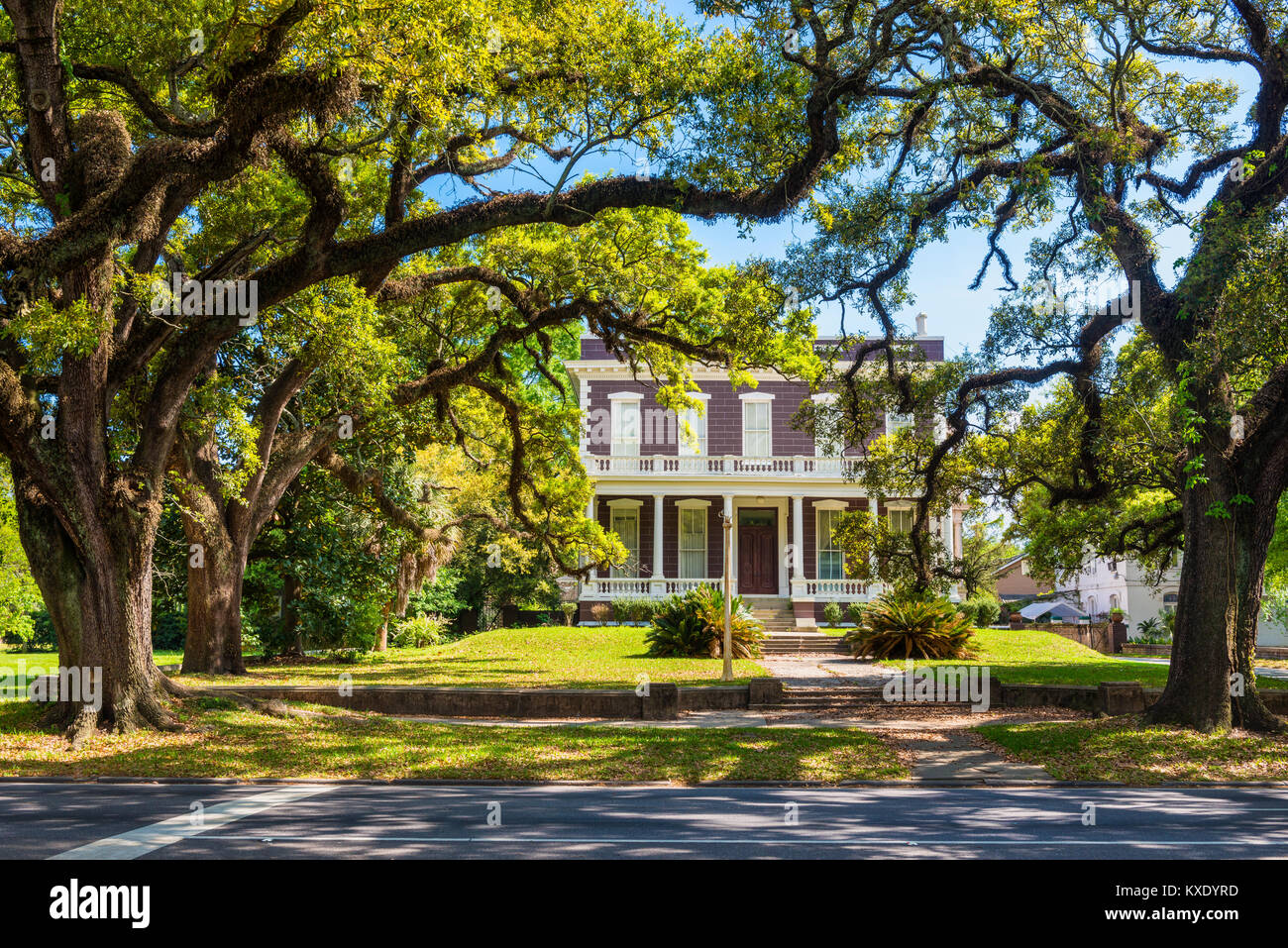 Ancienne maison typique avec des colonnes au centre-ville de district de Mobile, Alabama, États-Unis Banque D'Images