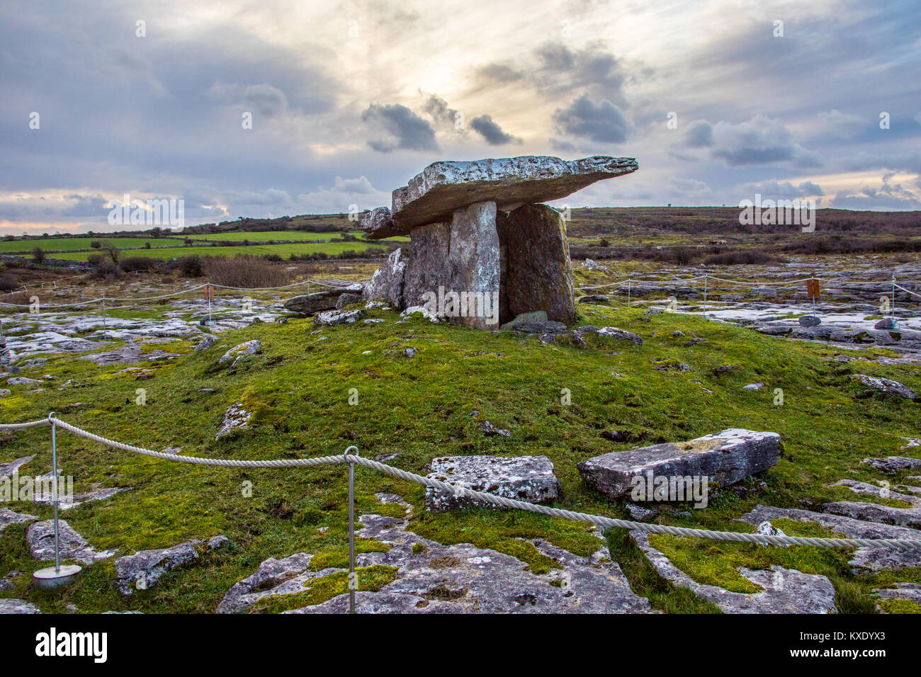 Dolmen de Poulnabrone, portail ancien tombeau, le Burren, Co Clare, Ireland Banque D'Images