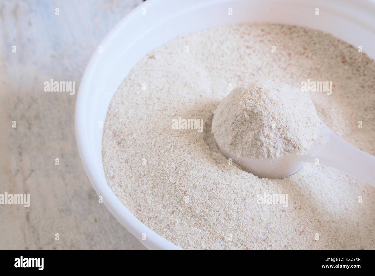 Des préparations en poudre pour nourrissons dans une cuillère pendant la préparation de l'alimentation de l'enfant mash à côté d'un bib. Copie vide de l'espace pour l'éditeur de texte. Banque D'Images