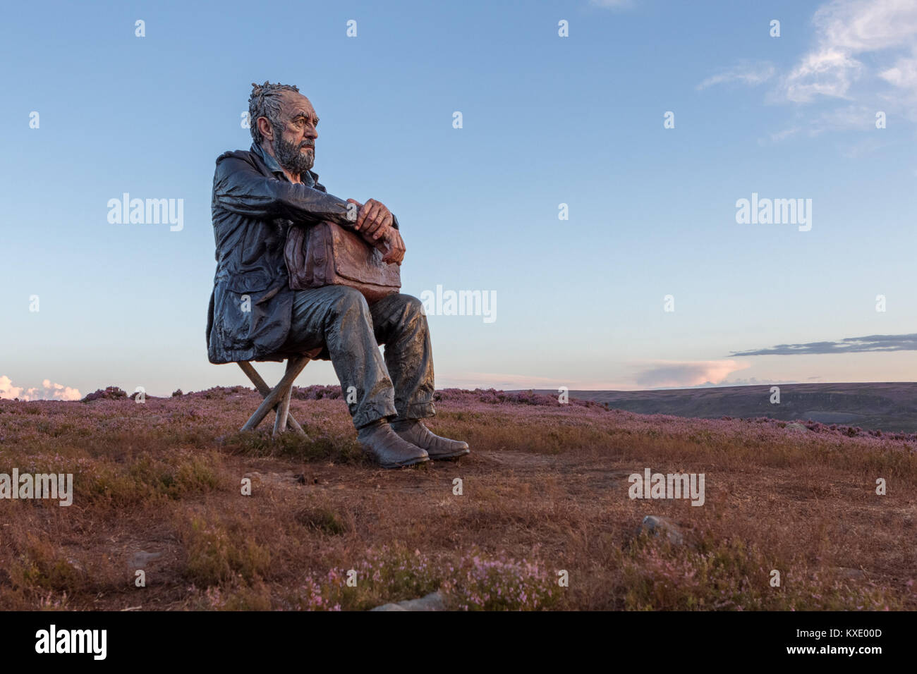 L'homme assis sur le paysage de North York Moors. Banque D'Images