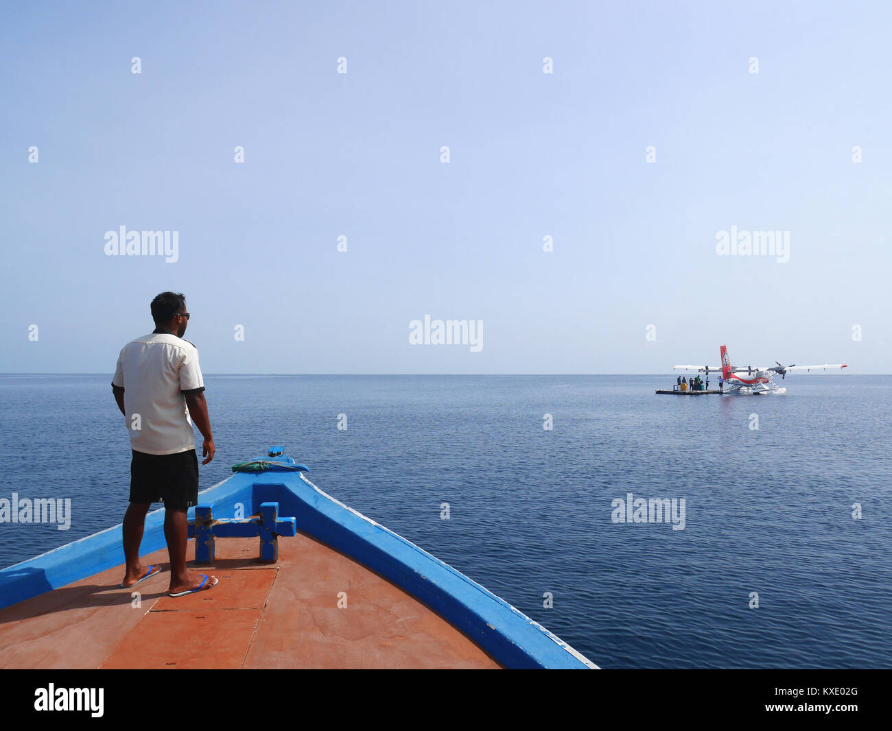 MALDIVES - Juillet 17, 2017 : Angaga Island resort & spa resort une aboarding du personnel du bateau, qui prennent les clients au départ de la plate-forme de l'hydravion Banque D'Images