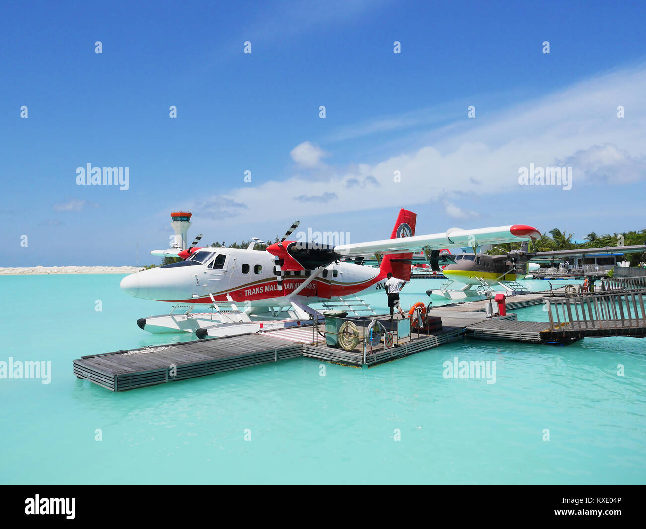 MALE, MALDIVES - Juillet 14, 2017 : Le pilote la préparation d'un vol d'hydravion à l'hydroaérodrome de sexe masculin. Il va alors prendre les passagers à leurs choix de isla Banque D'Images