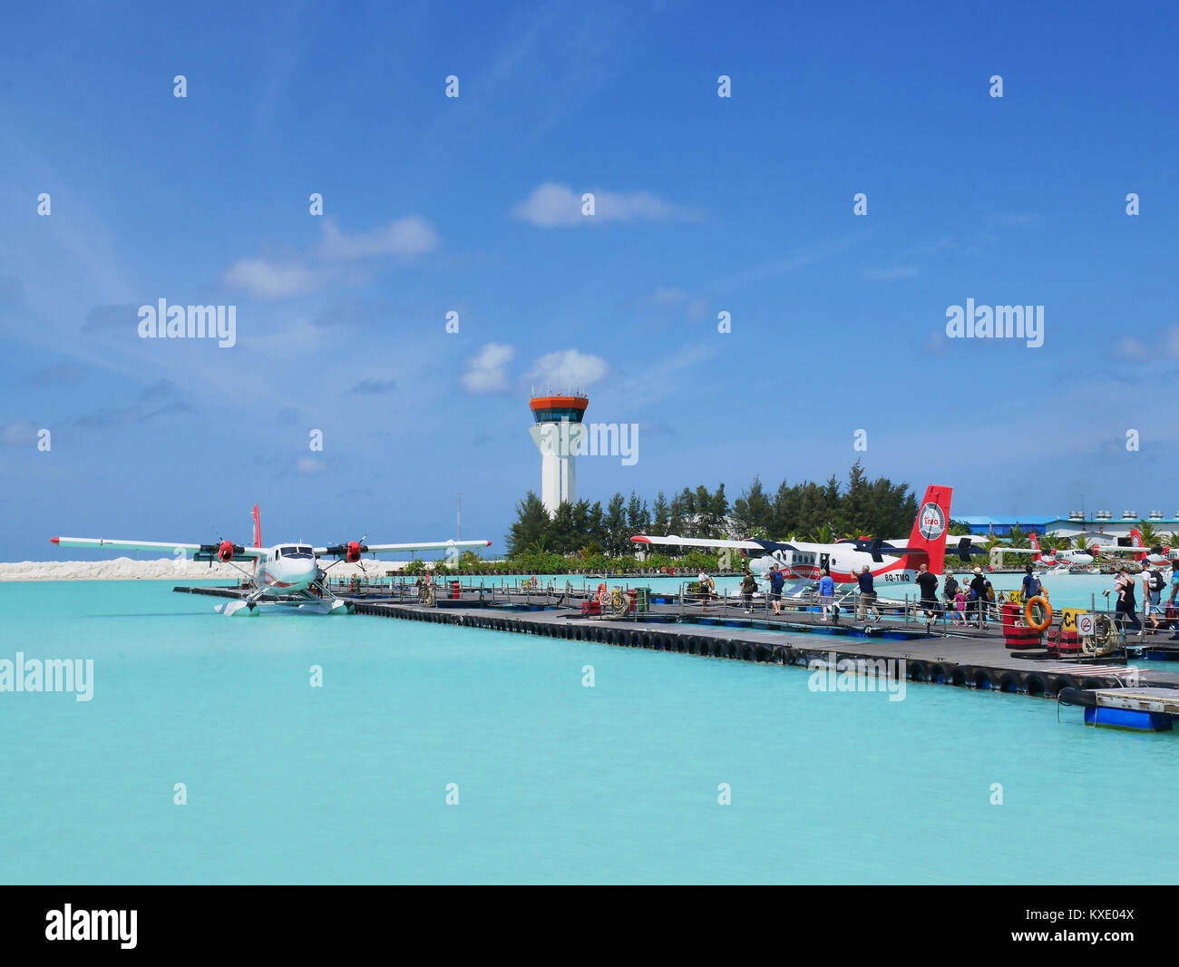 MALE, MALDIVES - Juillet 14, 2017 : les touristes se préparent à obtenir sur un hydravion à l'hydroaérodrome de sexe masculin. Ils seront alors prises pour leurs choix d'island Banque D'Images