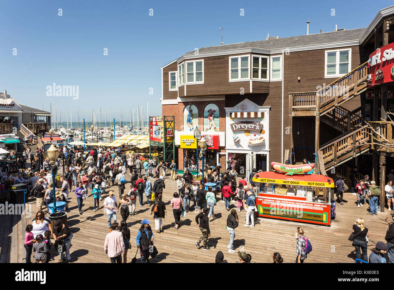 San Francisco, USA - 1 juillet 2017 : Les gens apprécient les divertissements, restaurants et magasins dans le célèbre Pier 39 à quai de pêcheurs à San Francisco sur Banque D'Images