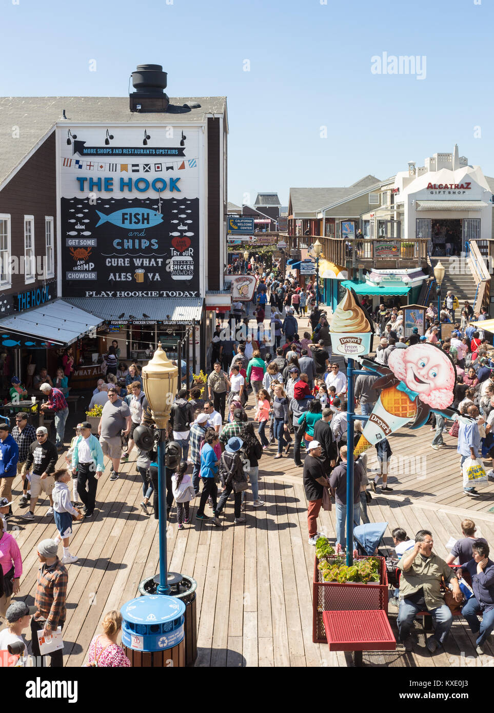 San Francisco, USA - 1 juillet 2017 : Les gens apprécient les divertissements, restaurants et magasins dans le célèbre Pier 39 à quai de pêcheurs à San Francisco sur Banque D'Images