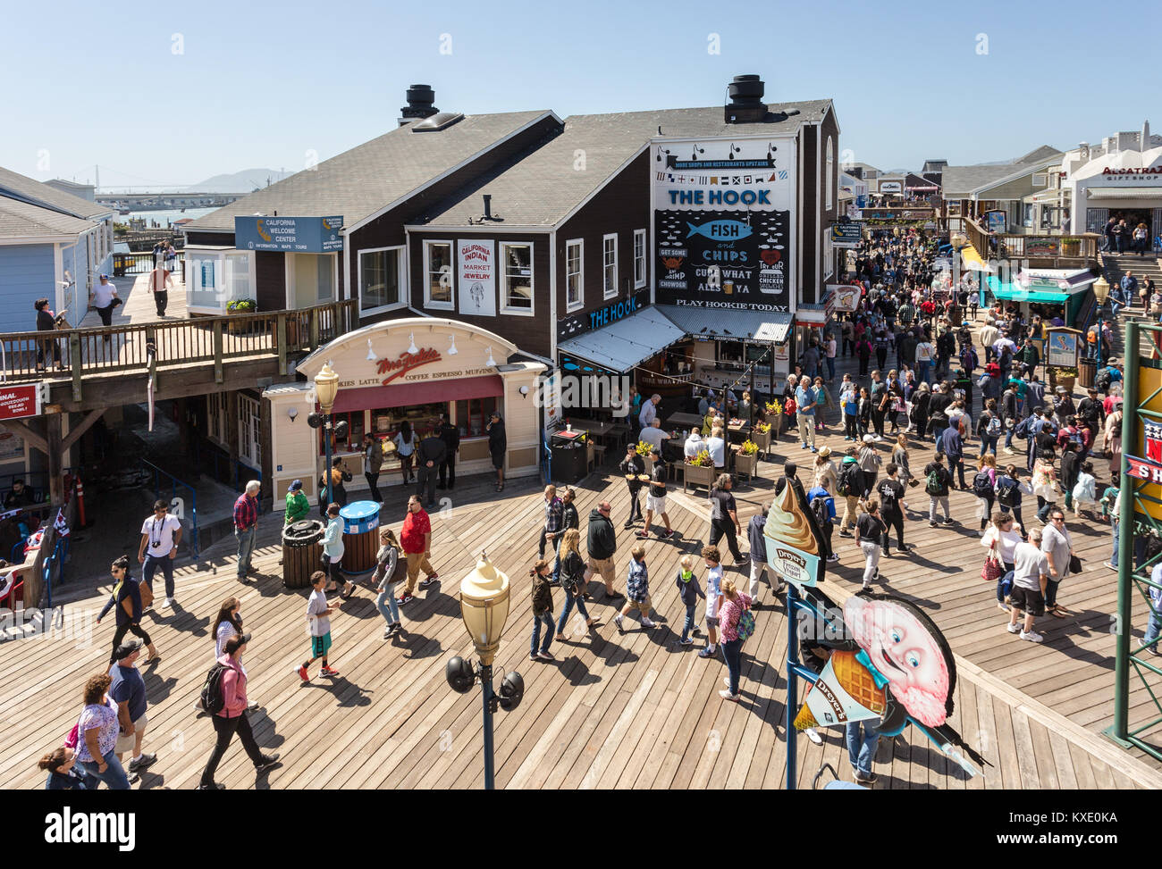 San Francisco, USA - 1 juillet 2017 : Les gens apprécient les divertissements, restaurants et magasins dans le célèbre Pier 39 à quai de pêcheurs à San Francisco sur Banque D'Images