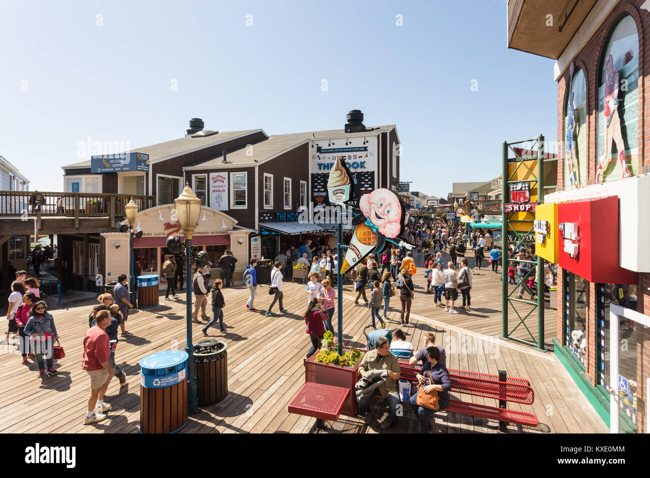 San Francisco, USA - 1 juillet 2017 : Les gens apprécient les divertissements, restaurants et magasins dans le célèbre Pier 39 à quai de pêcheurs à San Francisco sur Banque D'Images