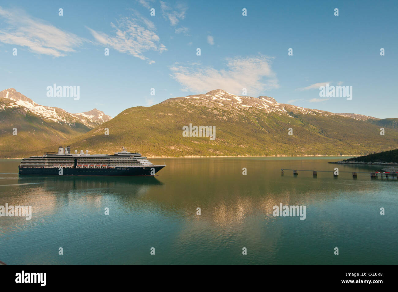 Bateau de croisière et de voile à detination atteindre port avec de belles montagnes. Banque D'Images