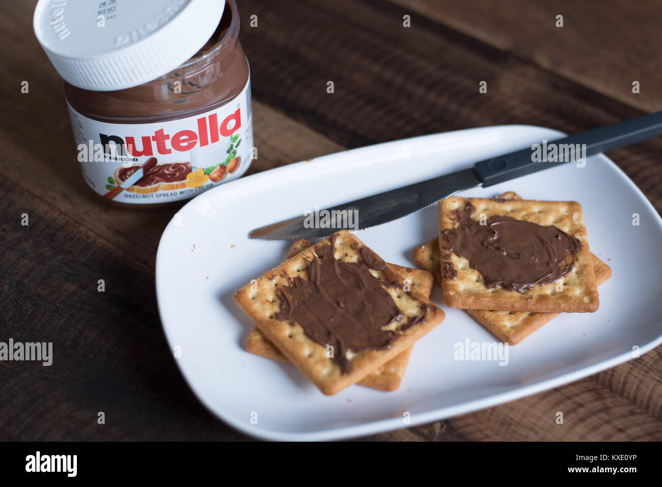 Selangor, Malaisie - 9 jan 2018 : nutella pâte à tartiner au chocolat sur la table en bois. Le Nutella est fabriqué par la société italienne Ferrero, qui a d'abord dans Banque D'Images