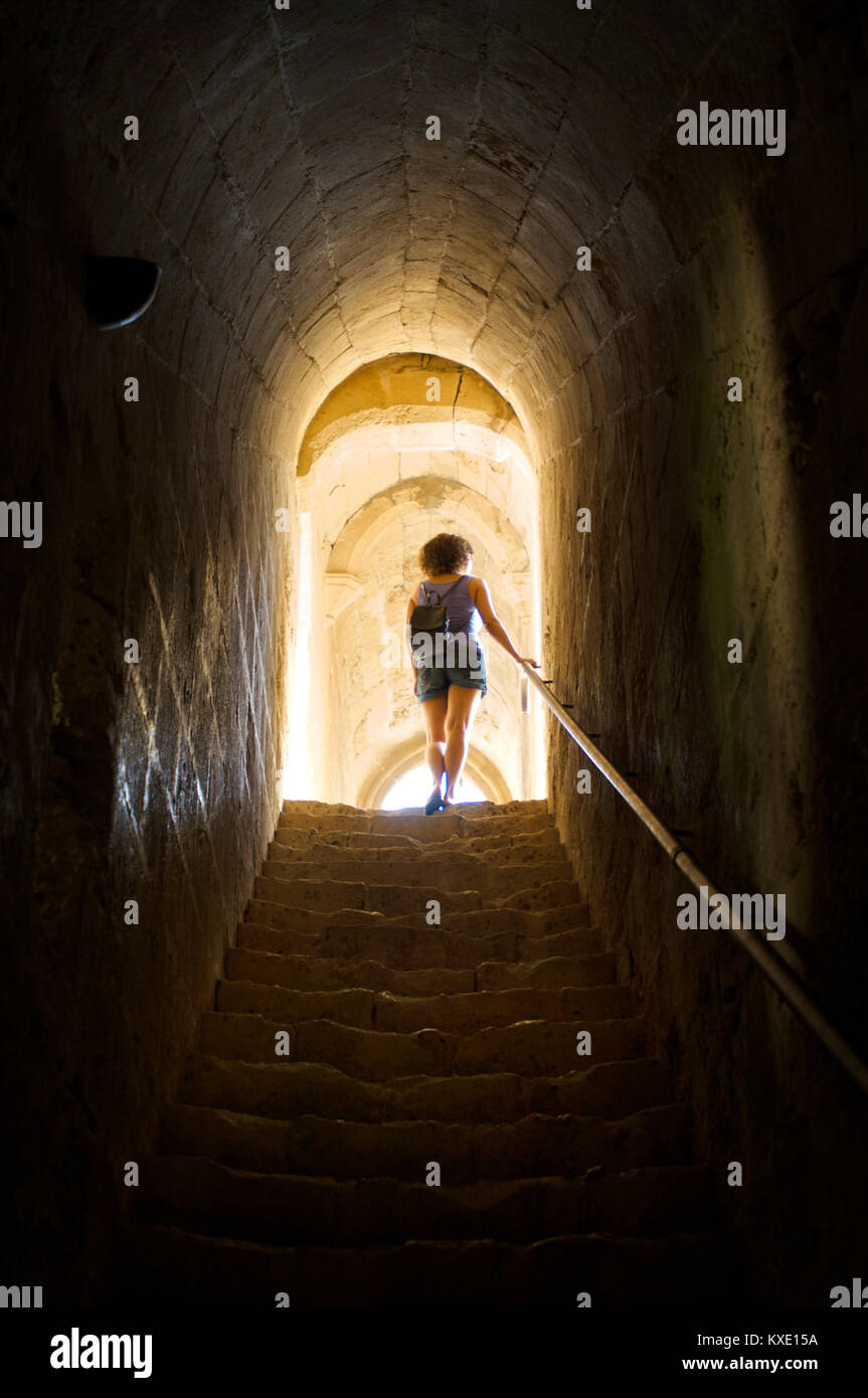 La femme qui monte les escaliers à l'intérieur de l'abbaye de Bellapais à Chypre Banque D'Images