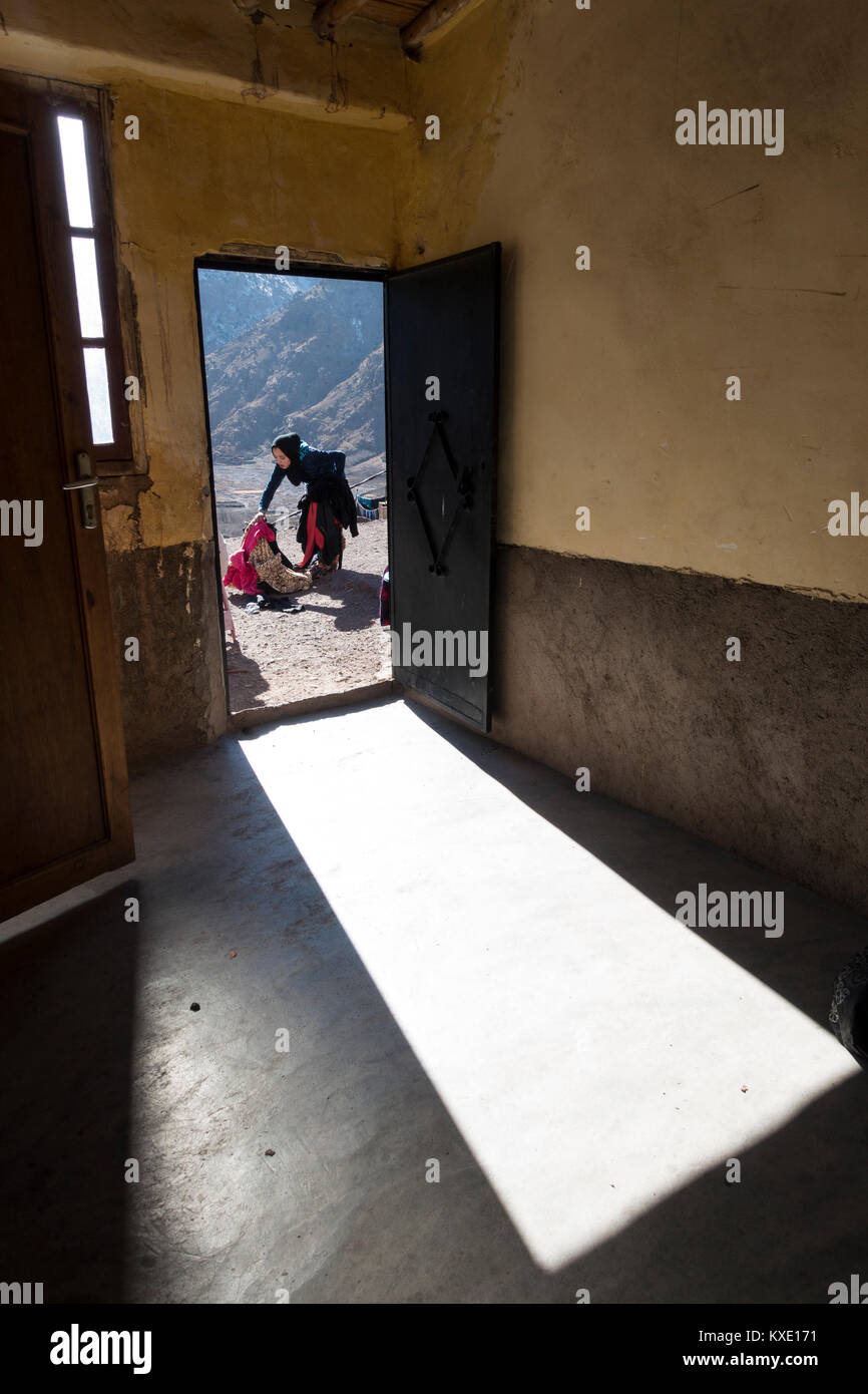 Une femme travaille, vu à travers une porte au Maroc Banque D'Images