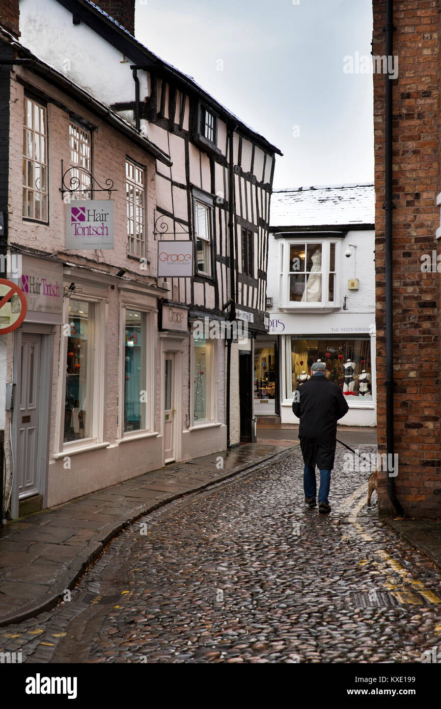 Royaume-uni, Angleterre, Cheshire, Nantwich, Church Lane, man walking dog en route pavées étroites Banque D'Images