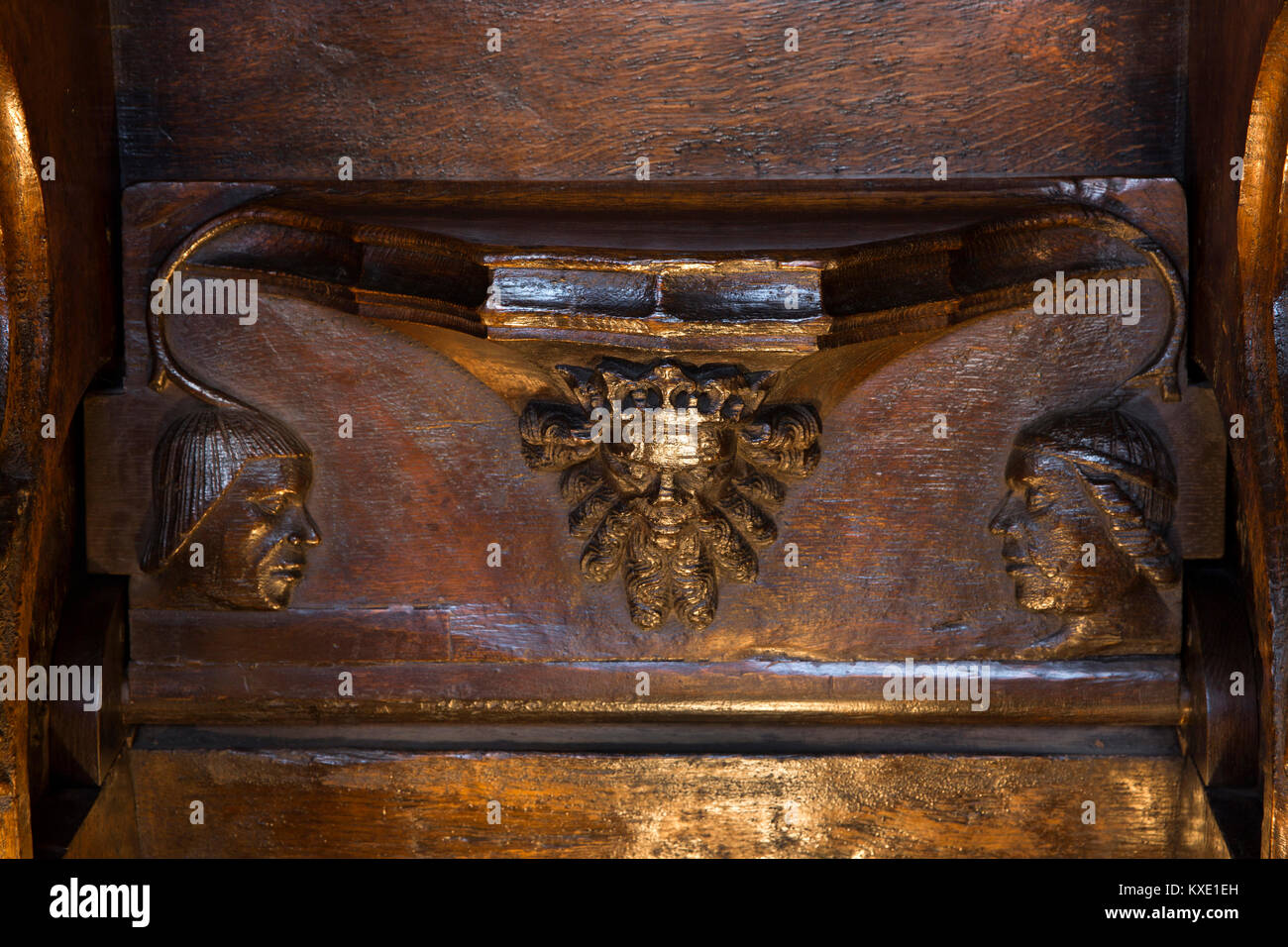 Royaume-uni, Angleterre, Cheshire, Nantwich, St Mary's Church, chorale, 14e siècle sculptée médiévale homme vert misericord Banque D'Images