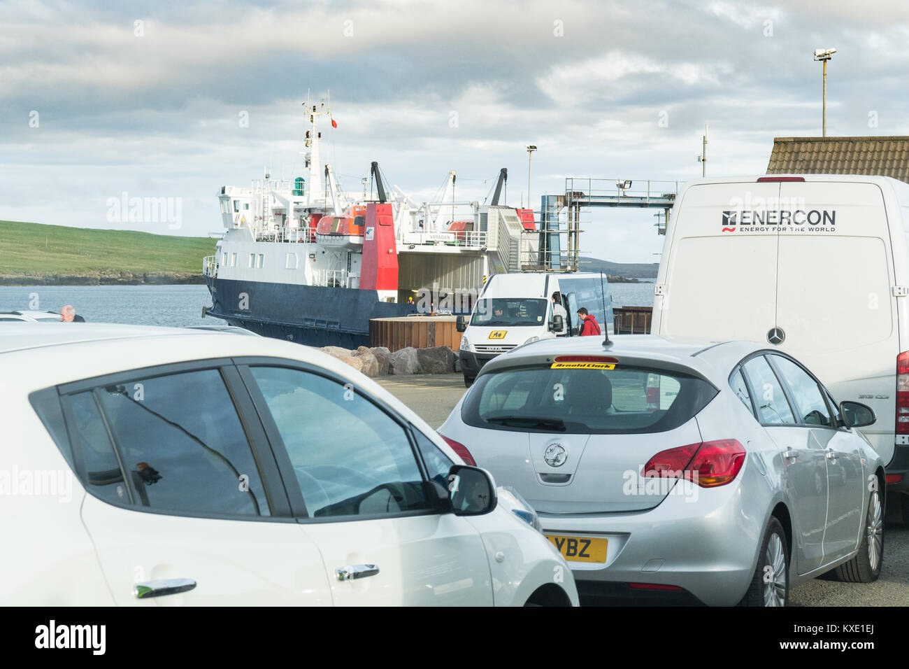 Minibus à Rapness Ferry Terminal, sur l'île de réunion de Westray passagers arrivant par ferry de Kirkwall, Orkney, Scotland, UK Continentale Banque D'Images