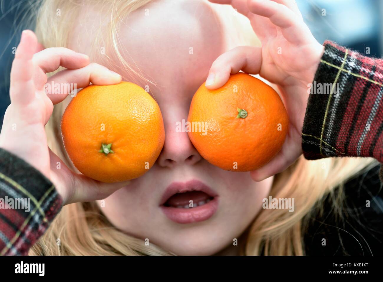 5 ans pour l'aide que les yeux oranges concept fruits Banque D'Images