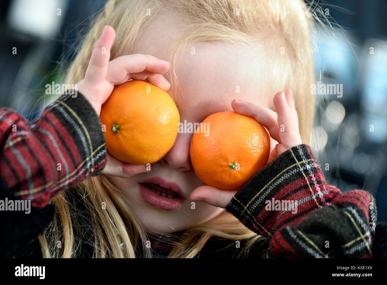 5 ans pour l'aide que les yeux oranges concept fruits Banque D'Images