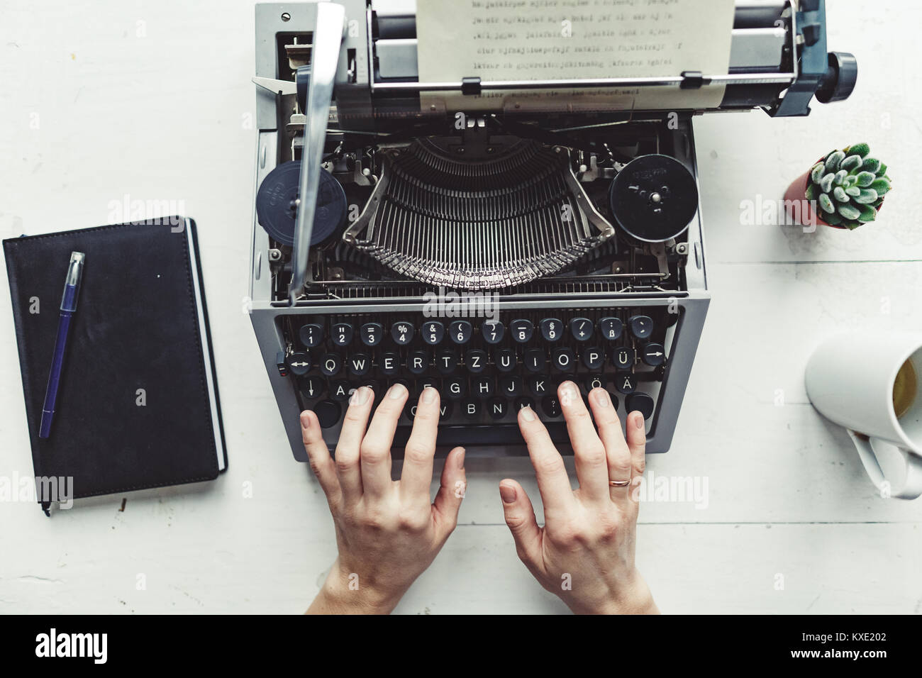 Writer taper avec machine à écrire rétro. Banque D'Images