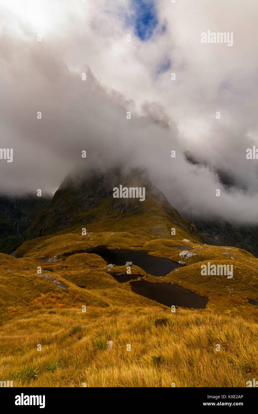 Sommet de montagne dans la dramatique nuages, Milford Track en Nouvelle-Zélande, Mackinnon Pass Banque D'Images