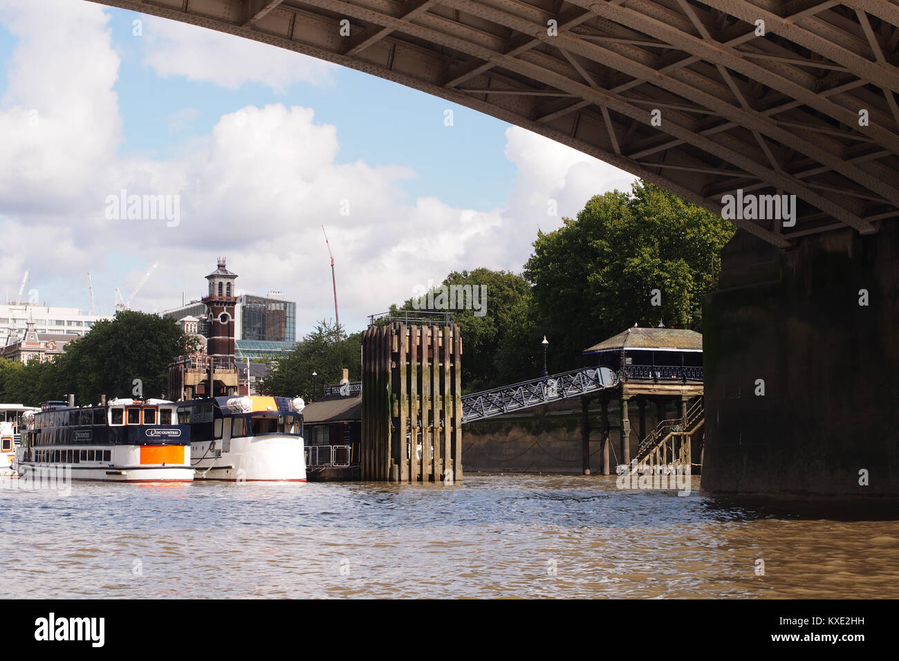 Voir voyageant le long de la Tamise en passant sous le pont de Lambeth, bateaux et de la jetée de Lambeth et Lambeth Palace en vue, Londres Banque D'Images