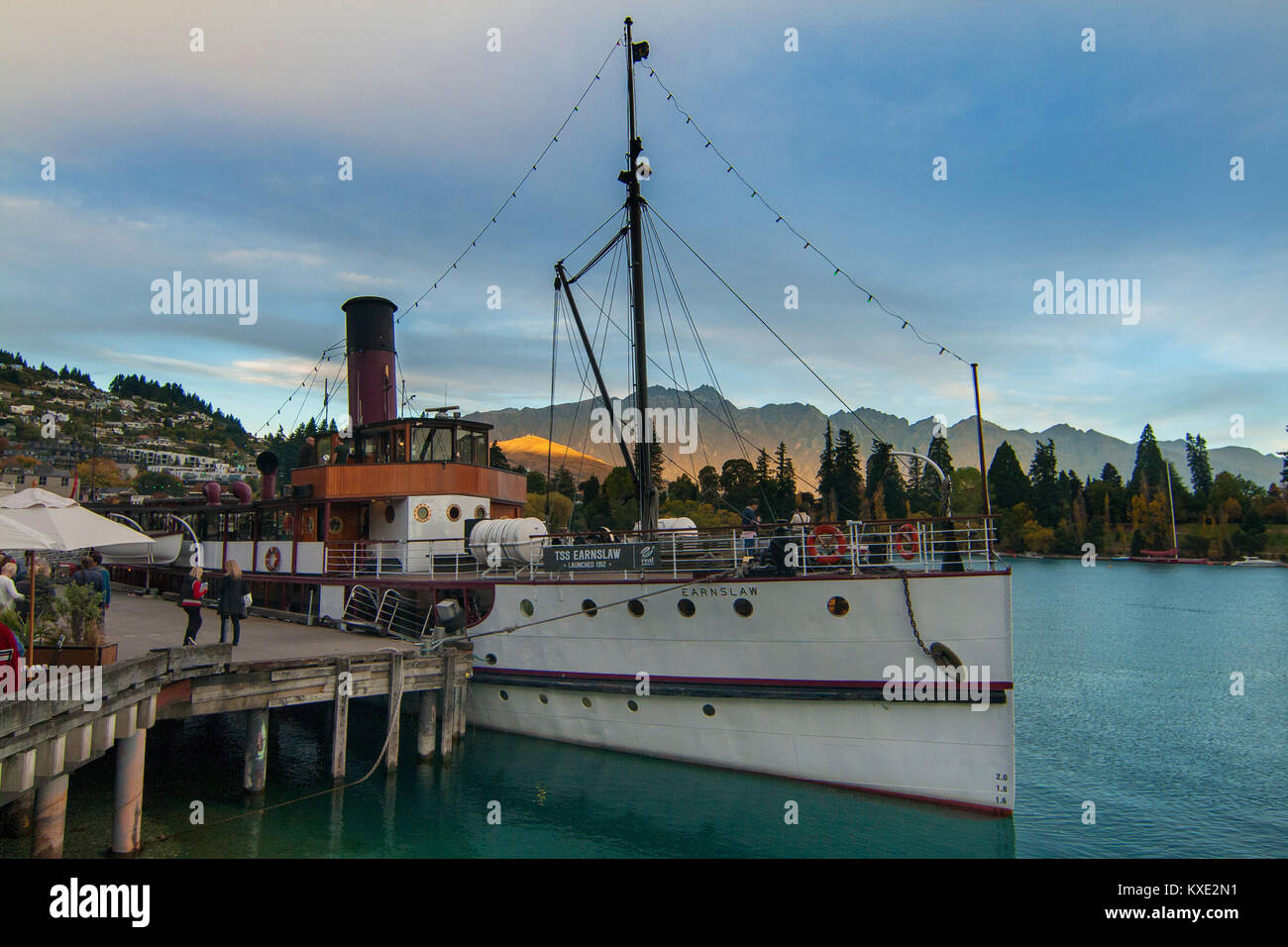 Queenstown sur le coucher du soleil avec des navires à vapeur et des montagnes, l'île du sud de Nouvelle-Zélande Banque D'Images