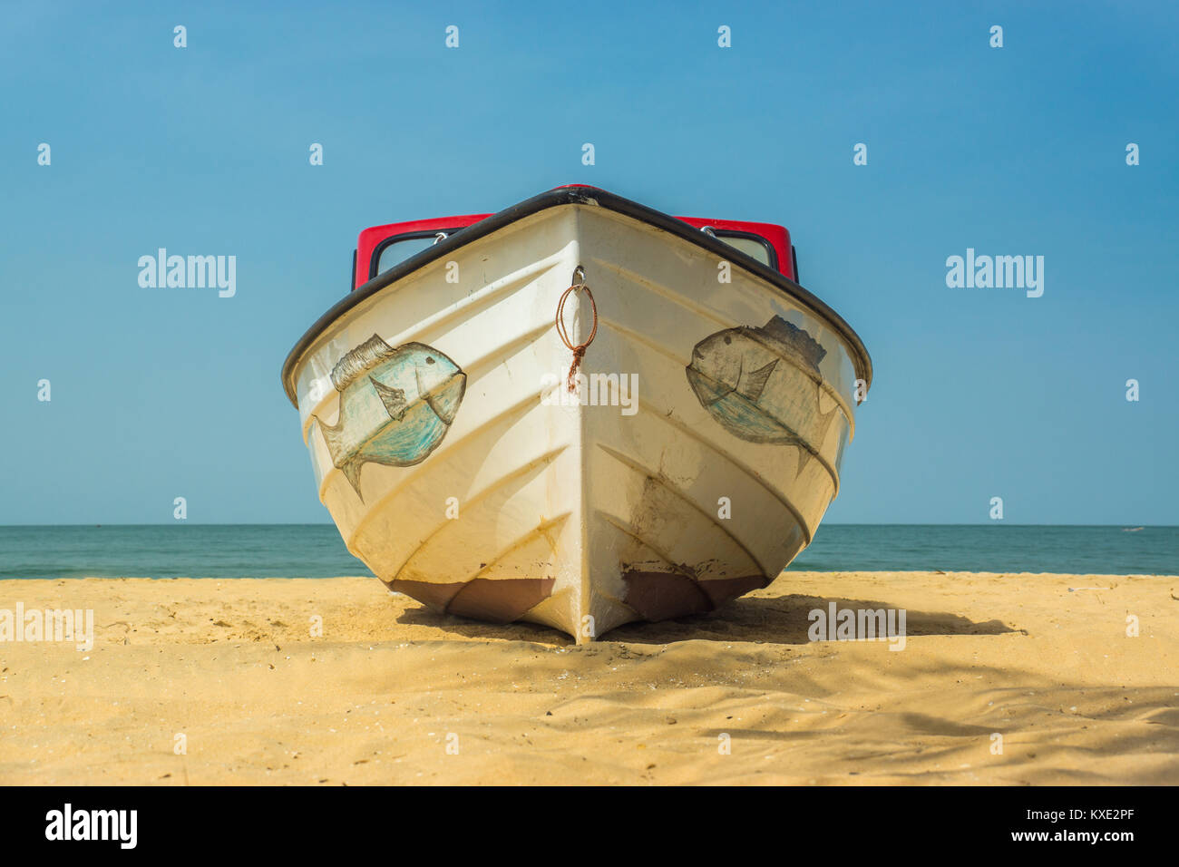 Un bateau sur la plage de Kotu en Gambie, Afrique de l'Ouest Banque D'Images