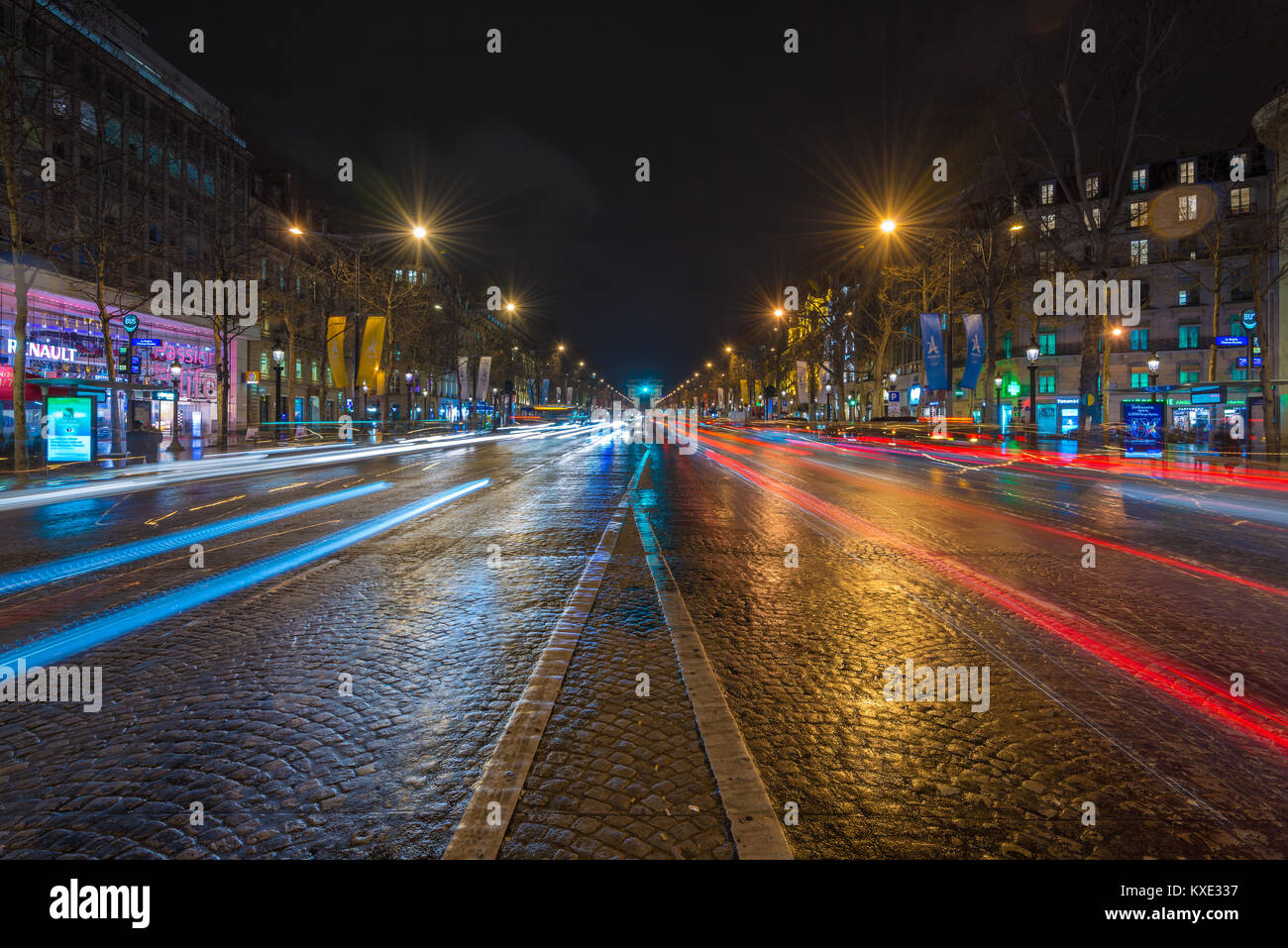 L'Avenue des Champs-Élysées jusqu'à l'obtention de l'Arc de Triomphe, Paris, France Banque D'Images