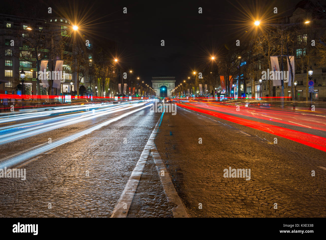 L'Avenue des Champs-Élysées jusqu'à l'obtention de l'Arc de Triomphe, Paris, France Banque D'Images